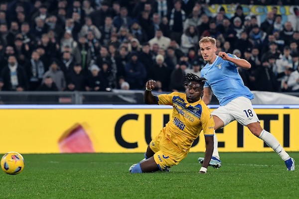 La Lazio batte il Frosinone 3-1 e si porta a un punto dal Napoli