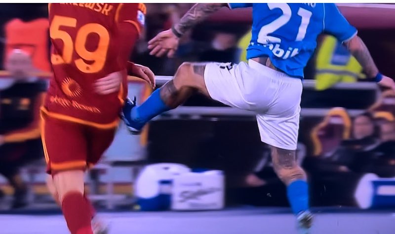 Roma-Napoli, calcetto di reazione di Politano e rosso diretto VIDEO