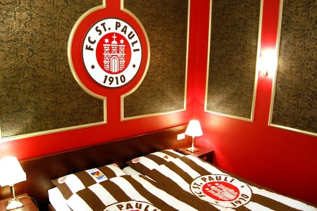 Il St. Pauli, squadra tedesca di sinistra, ha scoperto che l’inno è di autori nazisti e il club non lo fa suonare più Il St. Pauli, squadra tedesca di sinistra, ha scoperto che l’inno è di autori nazisti e il club non lo fa suonare più