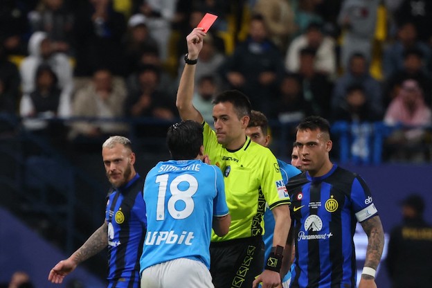 L’arbitro anonimo: «La prima ammonizione di Simeone in Supercoppa Italiana è stata un errore»