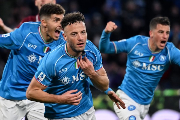Il Napoli ha festeggiato come un trionfo europeo la vittoria contro l’ultima in classifica