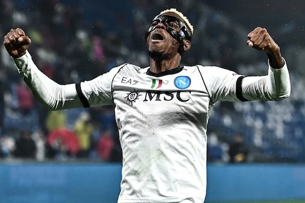 Osimhen se ne va in Arabia per più di 30 milioni ma l’Al Hilal deve darne prima 75 al Napoli Osimhen se ne va in Arabia per più di 30 milioni ma l’Al Hilal deve darne prima 75 al Napoli