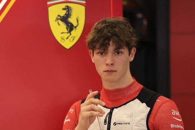 Il diciottenne Bearman incanta tutti e arriva settimo nella sua prima gara in Ferrari (davanti a Hamilton)
