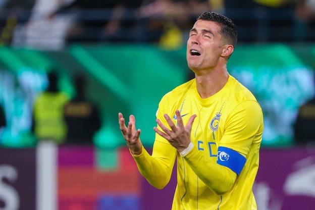 Ronaldo show. Espulso dopo una gomitata, “minaccia” l’arbitro col gesto del pugno (Video)