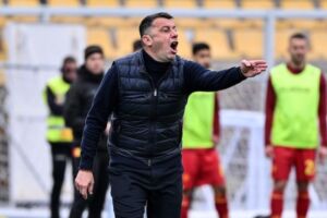 D’Aversa va oltre Juric, una bella testata a Henry: in Italia l’allenatore si sente il giustiziere della notte item-thumbnail