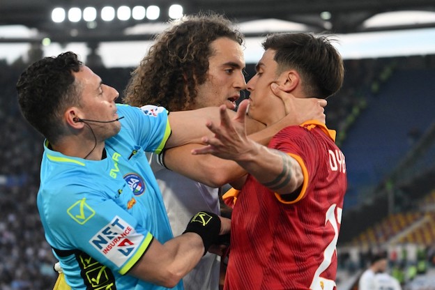 Il derby romano è stato striminzito sul campo e squallido nel contorno tra violenza e urla razziste (La Stampa) Il derby romano è stato striminzito sul campo e squallido nel contorno tra violenza e urla razziste (La Stampa)