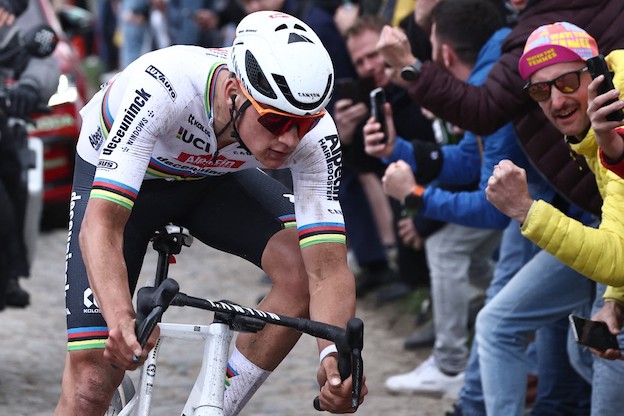 Van Der Poel, si è costituita la donna che gli ha lanciato un cappello per farlo cadere