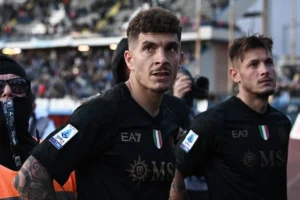 Pagelle. Di Lorenzo Napoli