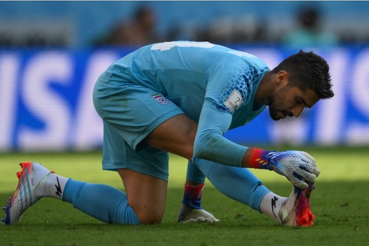 Il portiere della nazionale iraniana multato e sospeso per aver abbracciato una tifosa