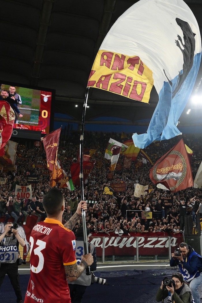 Roma, Mancini sventola la bandiera della Lazio con un topo sotto la Curva: è polemica