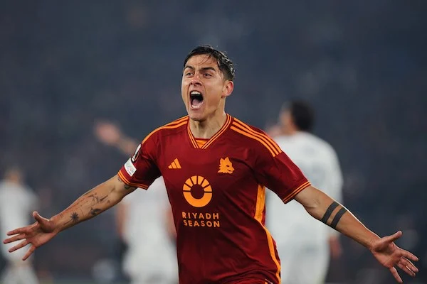 Sassuolo Roma termina 0 1: giallorossi in vetta a pari punti con il Napoli Sassuolo Roma termina 0 1: giallorossi in vetta a pari punti con il Napoli