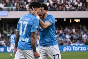Il Napoli disorienta persino i bookmaker: sbaglia l’impossibile e pareggia 2-2 con la Roma item-thumbnail