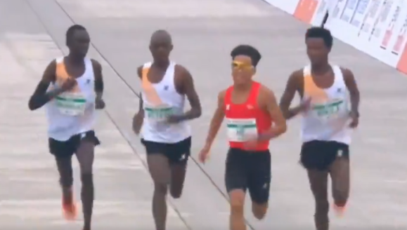 L’imbroglio della mezza maratona di Pechino, così palese che pure il giornale di Stato lo denuncia (VIDEO)