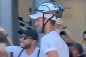 Djokovic ritorna al Foro Italico con il casco: «Oggi sono venuto preparato» (VIDEO) item-thumbnail