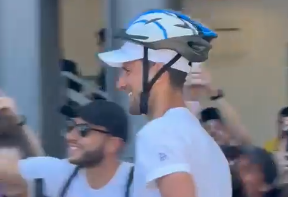 Djokovic ritorna al Foro Italico con il casco: «Oggi sono venuto preparato» (VIDEO)