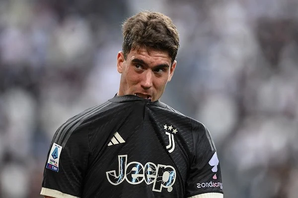 Vlahovic fa infuriare i tifosi della Juventus, sta bloccando l’arrivo di David (CorSera) Vlahovic fa infuriare i tifosi della Juventus, sta bloccando l’arrivo di David (CorSera)