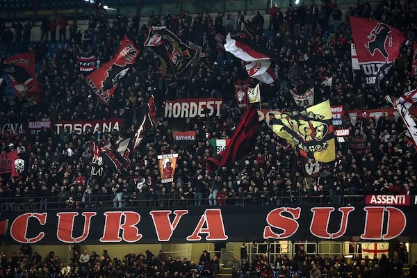 Roma Milan, chiuso il settore ospiti dell’Olimpico a causa di quanto successo in finale di Coppa Italia Roma Milan, chiuso il settore ospiti dell’Olimpico a causa di quanto successo in finale di Coppa Italia