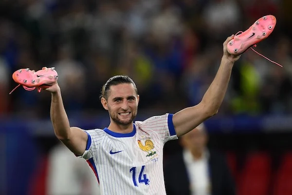 Rabiot costretto a lasciare il Marsiglia per una rissa nello spogliatoio, cose da sempre successe nel calcio (Le Parisien) Rabiot costretto a lasciare il Marsiglia per una rissa nello spogliatoio, cose da sempre successe nel calcio (Le Parisien)