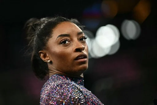 Simone Biles si è rifatta il seno (e le occhiaie, e un lobo dell’orecchio) Simone Biles si è rifatta il seno (e le occhiaie, e un lobo dell’orecchio)