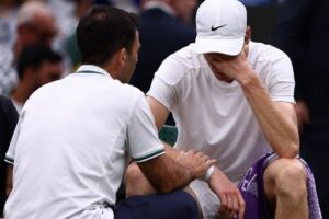 Sinner chiama il time out medico ed esce con il saturimetro al dito. Riprende il match con Medvedev item-thumbnail