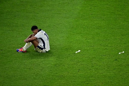 Tra Tuchel e Bellingham proprio non funziona. Jude, sostituito, non la prende bene. Il ct: «Decido io» Tra Tuchel e Bellingham proprio non funziona. Jude, sostituito, non la prende bene. Il ct: «Decido io»