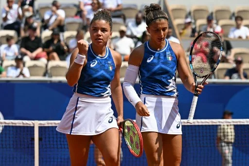 Errani: «Spero di vedervi il prossimo anno, non ve l’assicuro ma ci spero». Paolini: «Un grande in bocca a lupo a Jannik!» Errani: «Spero di vedervi il prossimo anno, non ve l’assicuro ma ci spero». Paolini: «Un grande in bocca a lupo a Jannik!»