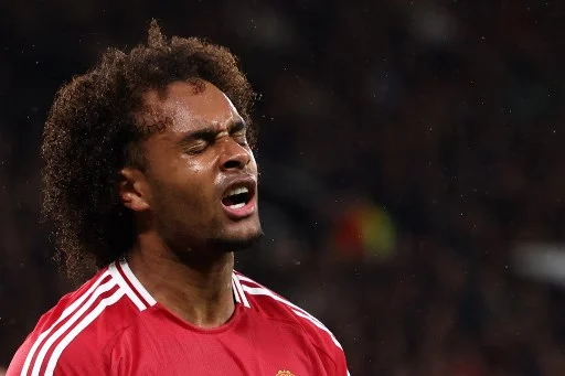 zirkzee il manchester united pu242 offrirlo al napoli nell8217affare osimhen gazzetta