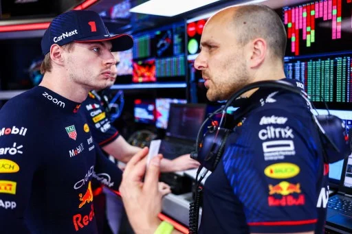 Futuro incerto per la Red Bull. Nonostante l’impegno di Verstappen, l’atmosfera nel team è tesa(El Paìs) Futuro incerto per la Red Bull. Nonostante l’impegno di Verstappen, l’atmosfera nel team è tesa(El Paìs)