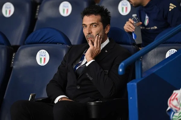Buffon: «Il Napoli ha l’osso in bocca, difficilmente se lo lascerà sfuggire. Conte alla Juve? Non è così scontato» Buffon: «Il Napoli ha l’osso in bocca, difficilmente se lo lascerà sfuggire. Conte alla Juve? Non è così scontato»