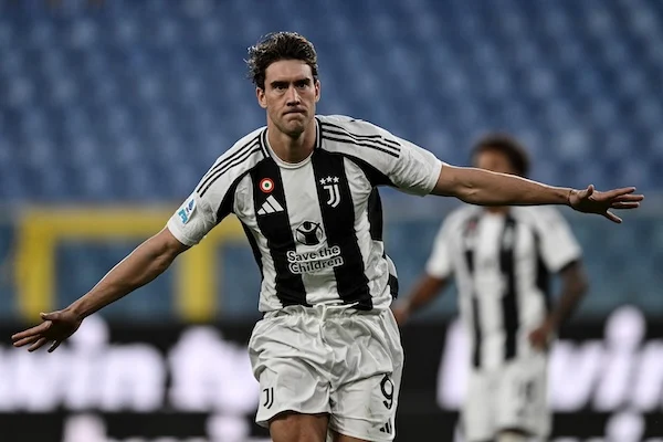 Vlahovic tiene prigioniera la Juventus: guadagna 12 milioni netti e non ha offerte dal calcio vero (Libero) Vlahovic tiene prigioniera la Juventus: guadagna 12 milioni netti e non ha offerte dal calcio vero (Libero)