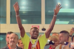 Osimhen felice, canta e balla alle 4 del mattino all’aeroporto di Istanbul con i tifosi del Galatasaray – VIDEO item-thumbnail