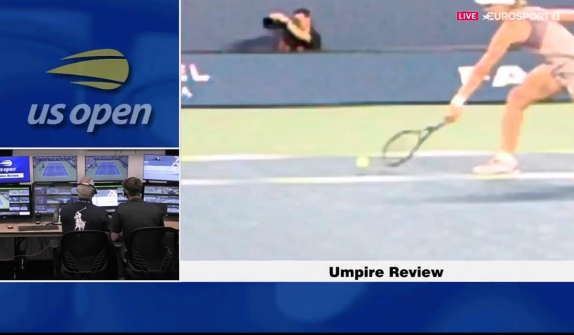 Nel tennis gli arbitri resistono al Var: la giudice di sedia ignora il doppio rimbalzo rivisto in tv (Relevo) Nel tennis gli arbitri resistono al Var: la giudice di sedia ignora il doppio rimbalzo rivisto in tv (Relevo)
