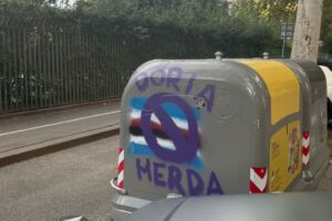 Gudmundsson aizza i sampdoriani con la foto di un cassonetto con la scritta “Doria m…” item-thumbnail
