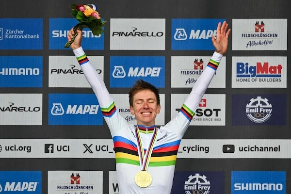 Con Pogacar il ciclismo torna alle origini: scattare, distanziare, vincere. Ha numeri che nemmeno Merckx (El Paìs)