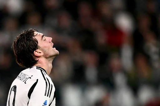 Vlahovic fischiato dai tifosi juventini, due anni fa lo osannavano pur di non avere Lukaku (La Stampa)