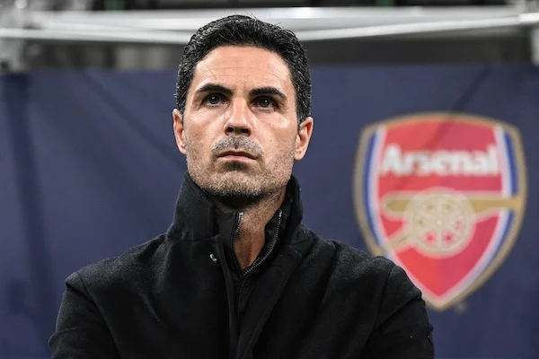 L’Arsenal di Arteta prova subito a sfruttare la regola degli 8 secondi, ma l’arbitro blocca la tattica