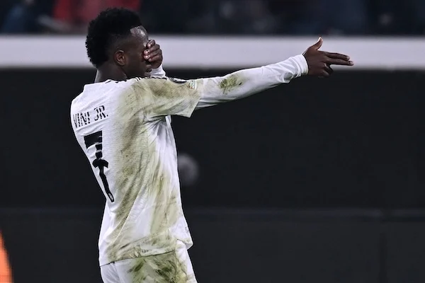 Quattro tifosi dell’Atletico condannati per crimine d’odio razziale nei confronti di Vinicius Jr