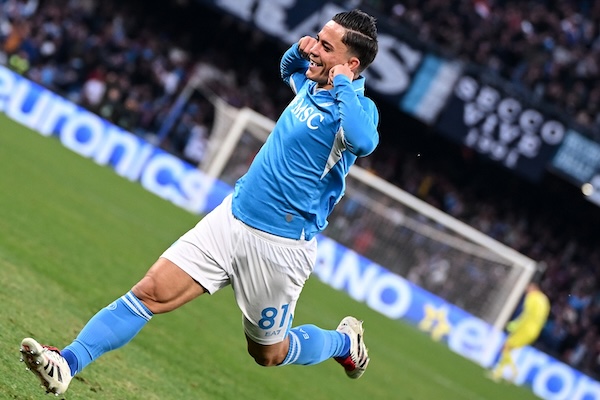 Si scalda Raspadori: a sinistra nel 4-3-3 o seconda punta nel 3-5-2? (Corsport) Si scalda Raspadori: a sinistra nel 4-3-3 o seconda punta nel 3-5-2? (Corsport)