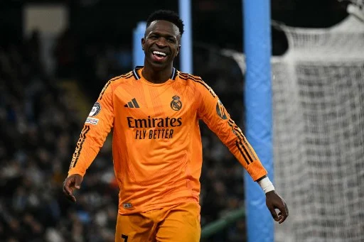 Vinicius chiede 30 milioni all’anno per rinnovare col Real. E intanto continuano i colloqui con l’Arabia (Marca) Vinicius chiede 30 milioni all’anno per rinnovare col Real. E intanto continuano i colloqui con l’Arabia (Marca)