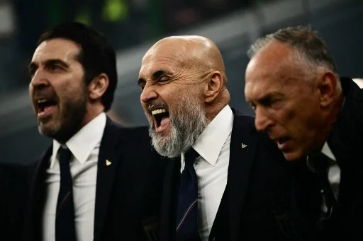 Spalletti non ha capito cos’è la Nazionale. L’inno cantato a squarciagola sembrava un grido d’aiuto Spalletti non ha capito cos’è la Nazionale. L’inno cantato a squarciagola sembrava un grido d’aiuto