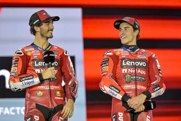 Marquez ovviamente fischiato al Mugello, un italiano non può mai tifare per lui (e Marc lo sa) Marquez ovviamente fischiato al Mugello, un italiano non può mai tifare per lui (e Marc lo sa)