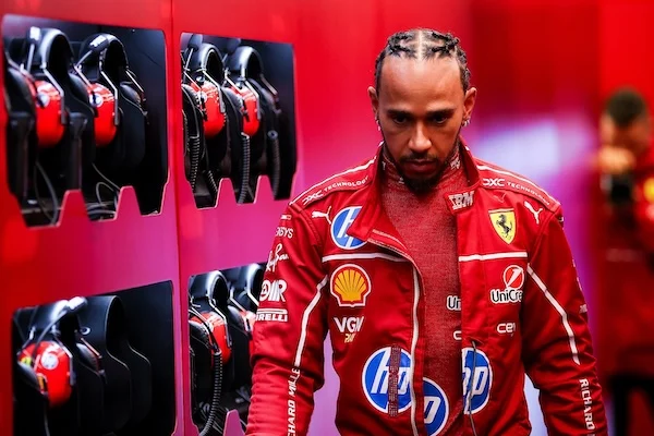 Ferrari, Hamilton preannuncia la rivoluzione: «Stanno succedendo tante cose, ma non posso sbottonarmi troppo» Ferrari, Hamilton preannuncia la rivoluzione: «Stanno succedendo tante cose, ma non posso sbottonarmi troppo»