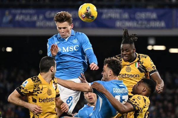Scudetto, l’eventuale spareggio Napoli Inter si giocherebbe domenica 25 maggio a Roma (La Stampa) Scudetto, l’eventuale spareggio Napoli Inter si giocherebbe domenica 25 maggio a Roma (La Stampa)