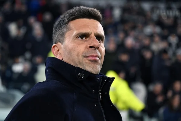 Comolli prega affinché Thiago Motta accetti il Leverkusen: la Juve gli deve 15 milioni lordi l’anno fino al 2027 Comolli prega affinché Thiago Motta accetti il Leverkusen: la Juve gli deve 15 milioni lordi l’anno fino al 2027