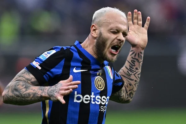 Inter Lazio 0 0, Dimarco calcia al volo, Mandas respinge a terra Inter Lazio 0 0, Dimarco calcia al volo, Mandas respinge a terra