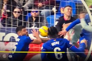 Che strano, in Spagna non vale la tavanata che il mani davanti al corpo non è rigore item-thumbnail