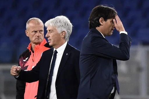 La Serie A cambia allenatori come le maglie, essere tifosi del Napoli è una benedizione (So Foot) La Serie A cambia allenatori come le maglie, essere tifosi del Napoli è una benedizione (So Foot)