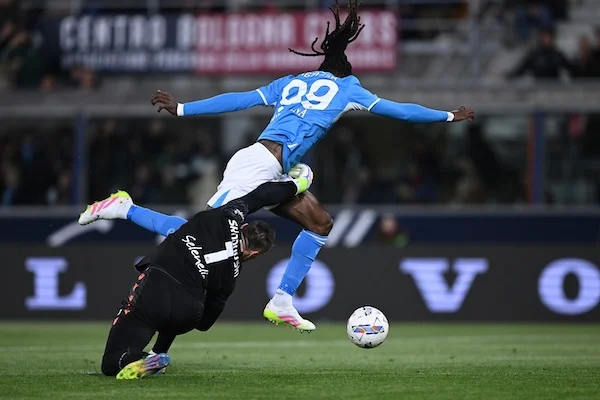 Anguissa è ancora deciso a lasciare Napoli. Se va via, il club punterà sullo scozzese Ferguson Anguissa è ancora deciso a lasciare Napoli. Se va via, il club punterà sullo scozzese Ferguson