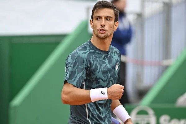 Internazionali, Musetti vince nonostante la lunga pausa per la pioggia. Paolini in semifinale Internazionali, Musetti vince nonostante la lunga pausa per la pioggia. Paolini in semifinale