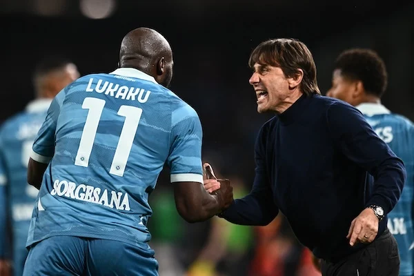 Solo Conte poteva così in fretta ricomporre un Napoli finito in pezzi (Corbo) Solo Conte poteva così in fretta ricomporre un Napoli finito in pezzi (Corbo)